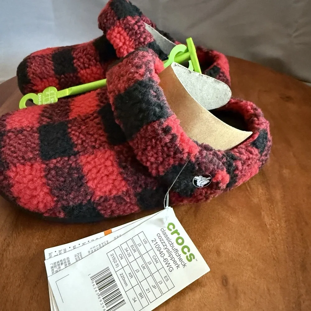 Crocs Classic Cozzzy Classic Buffalo Check Slippers‎ Junior Size 3 Red/Blk Plaid